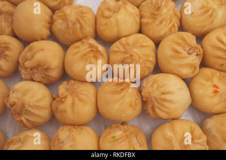 Gebratene Brötchen bei Luk Katiam Restaurant Korat, Thailand, Dim Sum und die berühmten chinesischen Frühstück essen. Stockfoto