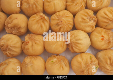 Gebratene Brötchen bei Luk Katiam Restaurant Korat, Thailand, Dim Sum und die berühmten chinesischen Frühstück essen. Stockfoto