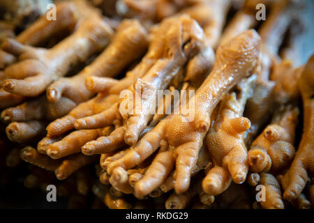 Thai chinesischen Stil gedämpft gekochtes Huhn Füße an einem Street Food Markt in Phuket, Thailand. Stockfoto