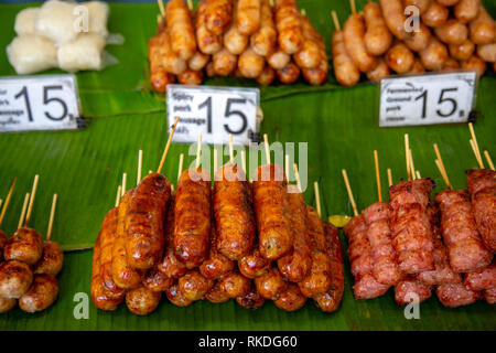 Sai ua oder Northern Thai Wurst oder Chiang Mai Wurst ist eine gegrillte Wurst aus Schweinefleisch aus dem Norden und Nordosten von Thailand, Burma und Sai krok Isan eine Ferm Stockfoto