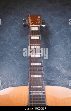 Akustische Gitarre auf blauem Marmor Hintergrund, Musik Konzept. Stockfoto