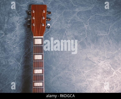 Akustik Gitarre Hals auf blauem Marmor Hintergrund, Musik Konzept. Stockfoto