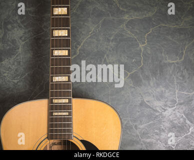 Akustische Gitarre auf grünem Marmor Hintergrund, Musik Konzept. Stockfoto