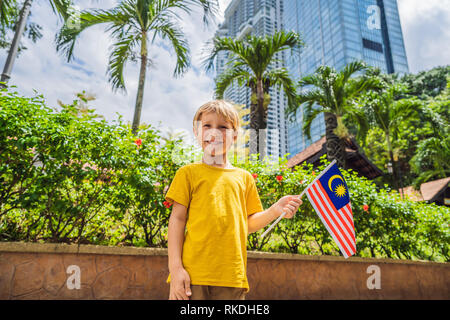 Junge Reisen in Malaysia mit Flagge feiert den Tag der Unabhängigkeit und Malaysia Tag. Reisen nach Malaysia Konzept. Stockfoto