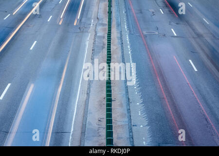 Autos bewegen während der stosszeiten von oben. Fotos mit langer Belichtungszeit Stockfoto