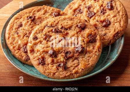 Eine Nahaufnahme der Chocolate Chip Cookies auf einer dunklen Holzmöbeln im Landhausstil Hintergrund Stockfoto