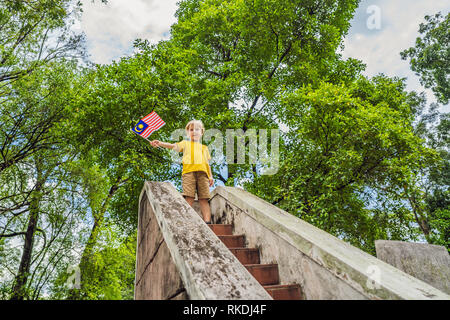 Junge Reisen in Malaysia mit Flagge feiert den Tag der Unabhängigkeit und Malaysia Tag. Reisen nach Malaysia Konzept. Stockfoto