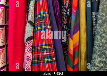 Verschiedene Kleidung Texturen: Seide, Leinen, Baumwolle Stockfoto