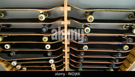 Skateboards auf dem Regal von oben Stockfoto