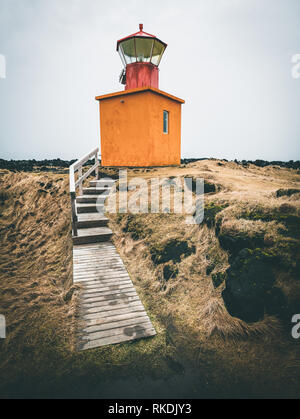 Orange Leuchtturm Svortuloft Skalasnagi Turm in Halbinsel Snaefellsnes, West Island an einem bewölkten Tag. Stockfoto