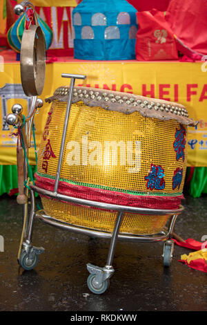 Große, gelbe Chinesische bereit Drum für Musiker auf der Chinese New Year Parade, Trafalgar Square, London, Großbritannien zu spielen. Stockfoto