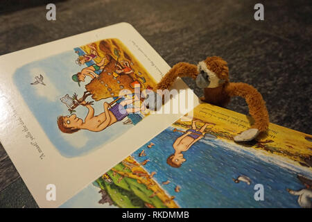 Spielzeug soft Monkey lesen Kinderbuch Stockfoto