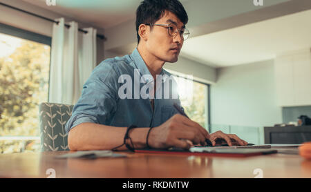 Kreative Menschen arbeiten im Büro mit Grafik Tablett. Architekt an seinem Schreibtisch bei Computer Monitor suchen. Stockfoto
