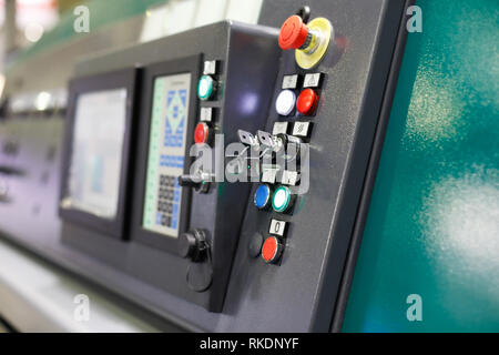 Bedienfeld einer modernen Fertigungsanlage. Selektive konzentrieren. Stockfoto