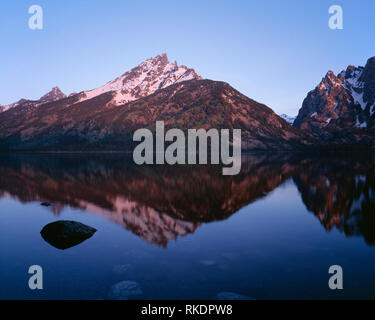 USA, Wyoming, Grand Teton National Park, Sonnenaufgang am Grand Teton reflektiert in den Jenny See; Teton Bergkette. Stockfoto