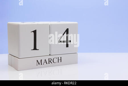 März 14 st. 14. Tag des Monats, täglichen Kalender auf weißen Tisch mit Reflexion, mit hellblau hinterlegt. Frühling, leeren Raum für Text Stockfoto