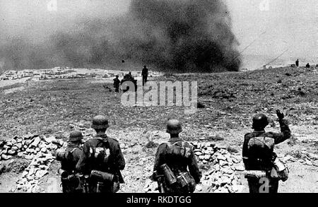 Die 11 deutschen Soldaten näherte sich brennende Sewastopol im Juni 1942 Stockfoto