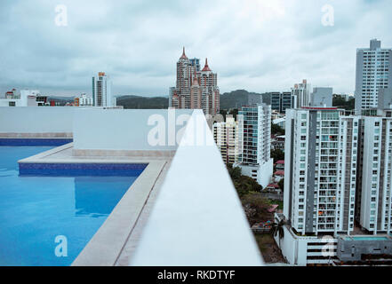 Pool mit Blick auf die Hochhäuser an der Spitze einer modernen Wohnanlage. Panama City, Panama, Mittelamerika. Okt 2018 Stockfoto