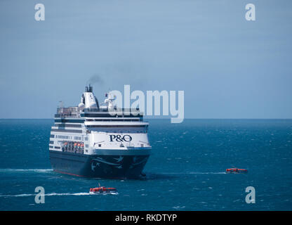 Zwei Angebote Pass durch den Pazifischen Eden Kreuzfahrtschiff in den Gewässern von Penneshaw auf Kangaroo Island, Australien. Stockfoto