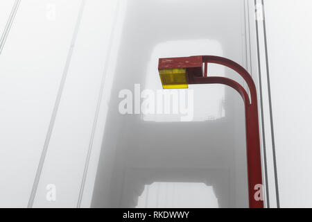 Selektive Farbe Verarbeitung des Lichts post am Golden Gate Bridge, mit der Bridge Tower in Schwarz und Weiß, San Francisco, Kalifornien, USA. Stockfoto