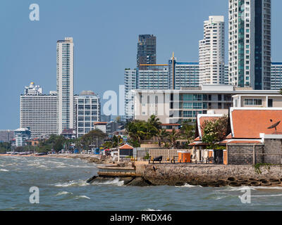 Hotels und condomimiums entlang der Jomtien Beach, Pattaya, Thailand. Stockfoto