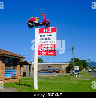 Vintage red Vmoto Mailand scooter, Australische Marke in Perth, auf Werbung sign Motor Reparaturen, rego Kontrollen, Grün rutscht, Wartung, schrulligen Stockfoto