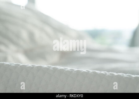 Verschwommenen Hintergrund mit weiche, weiße Handtücher und weiße Waffel Baumwolle Decke aus der Nähe. Hintergrund Foto. Stockfoto