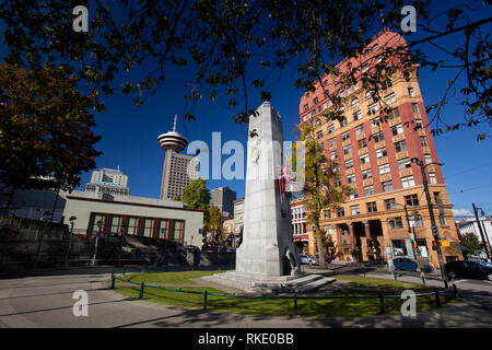 Der Platz des Sieges Kenotaph, die Herrschaft, und der Oberseite des Vancouver Tower in der Downtown Eastside von Vancouver, British Columbia, Kanada Stockfoto