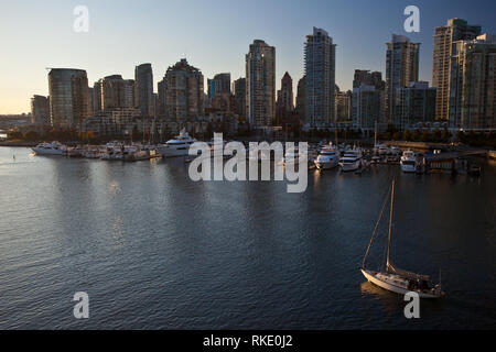 Ein Segelboot Motoren über False Creek Vergangenheit Yaletown, in Vancouver, British Columbia, Kanada Stockfoto