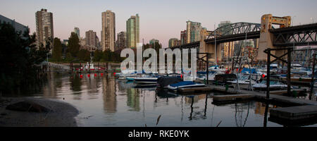 Skyline und der historischen Burrard Street Bridge crossing False Creek Ab Vanier Park in Kitsilano, Vancouver, British Columbia, Kanada in der Abenddämmerung gesehen Stockfoto