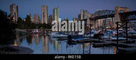 Die Skyline der Stadt und die Burrard Street Bridge über False Creek von Vanier Park in Kitsilano, Vancouver, British Columbia, Kanada während des Abends gesehen. Stockfoto