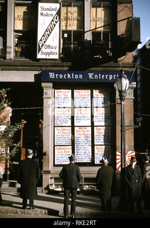 Titel Männer lesen Schlagzeilen in Street gebucht - Ecke von Brockton Enterprise Zeitung Büro, Brockton, Massachusetts Contributor Namen Delano, Jack, Fotograf Erstellt/Veröffentlicht 1940 Dez. Subject Headings - Zeitung - Welt Krieg, 1939-1945 - Vereinigte Staaten - - Massachusetts --Brockton Stockfoto