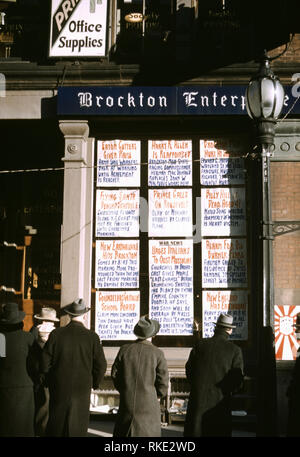 Titel Männer lesen Schlagzeilen in Street gebucht - Ecke von Brockton Enterprise Zeitung Büro, Brockton, Massachusetts Contributor Namen Delano, Jack, Fotograf Erstellt/Veröffentlicht 1940 Dez. Subject Headings - Zeitung - Welt Krieg, 1939-1945 - Vereinigte Staaten - - Massachusetts --Brockton Stockfoto