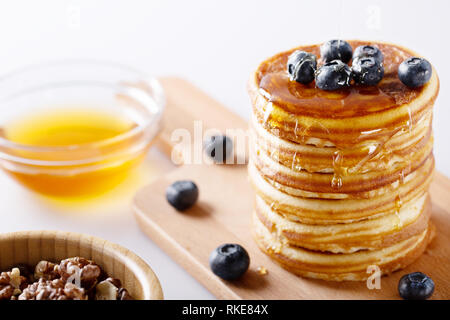 Frische hausgemachte Pfannkuchen mit Heidelbeeren und Sirup Stockfoto