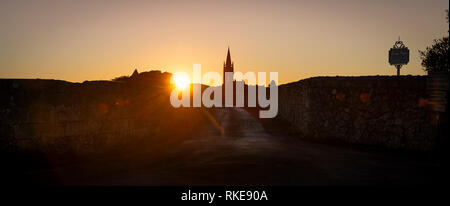 Schönen Sonnenaufgang auf dem Turm der Kirche und Dorf von Saint Emilion, Religion, Gironde, Frankreich Stockfoto