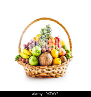 Korb mit frischem Obst. Gesunde Ernährung und Diät Konzept. Winter Sortiment. Einzelnes Objekt auf weißem Hintergrund, design Elements, Obst Anordnung Stockfoto