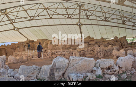 Die alte megalithische Tempel Komplex von Ħaġar Qim in Malta ist ein UNESCO-Weltkulturerbe, Tempel unter schützende Plane bleibt Stockfoto