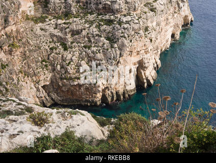 Die zerklüftete Küste von Malta, hier von der Blauen Grotte Sicht Stockfoto