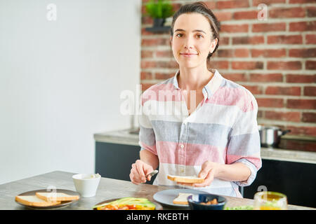 Junge Frau beim Frühstück Stockfoto