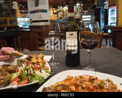 Ein leckeres Abendessen von der lokalen Rotwein Falcon in einem Restaurant in Malta begleitet Stockfoto