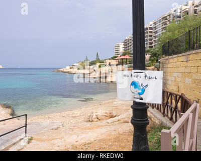 'Kein Kunststoff bitte 'humorvoll aber wichtiges Zeichen für Umweltschutz auf den Strand und die Strandpromenade in Sliema Malta Stockfoto