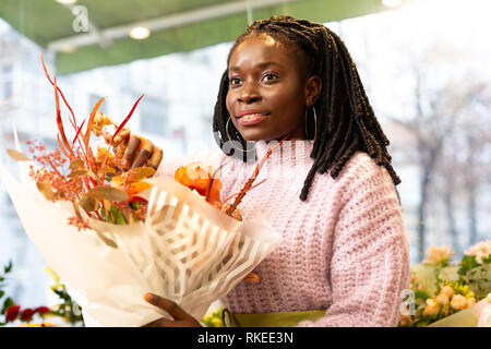 Gerne junge Frau, die tief in positive Gedanken Stockfoto