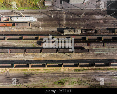 Panorama Luftbild Schuß auf Eisenbahnschienen mit Wagen beladen Kohle. Laden von Eisenbahnwaggons. Bergbau Kohle mineralgewinnenden Industrie anthrazit Factory Stockfoto