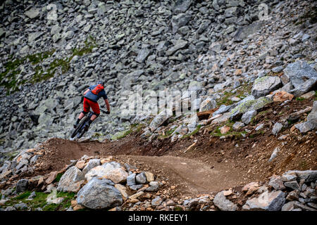 Ein Mann reitet ein Mountainbike auf einer felsigen Trail in der Österreichischen Resort von Sölden im Ötztal im Sommer. Stockfoto