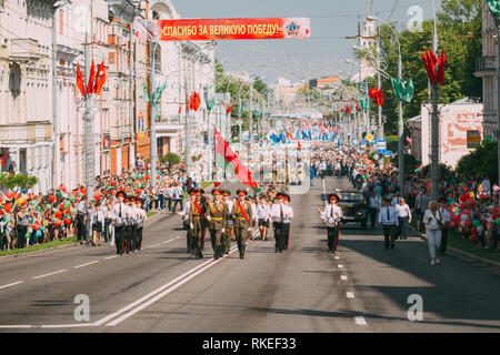 Gomel, Belarus - Mai 9, 2018: Militärische Parade des Sieges mit einem Orchester und Personen, die in den sowjetischen Straße in der Stadt Gomel Mai 9 Stockfoto