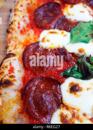 Gourmet Sauerteig Pepperoni Pizza Stockfoto