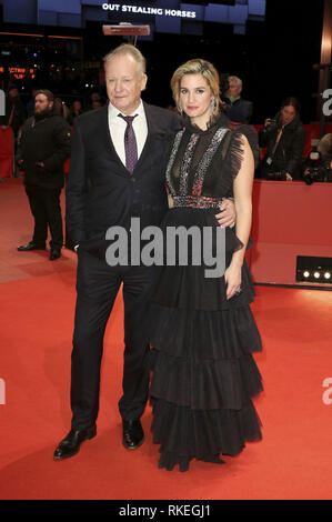 Stellan Skarsgard und Danica Curcic die Teilnahme an der "Pferde stehlen/Ud og stjaele Heste' Premiere auf der 69. Internationalen Filmfestspiele Berlin/Berlinale 2019 im Berlinale Palast am 09 Februar, 2019 in Berlin, Deutschland. | Verwendung weltweit Stockfoto