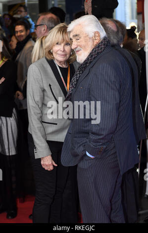 Mario Adorf und seine Frau Monique Faye die Teilnahme an der 'Brecht' Premiere auf der 69. Internationalen Filmfestspiele Berlin/Berlinale 2019 im Haus der Berliner Festspiele am 9. Februar 2019 in Berlin, Deutschland. | Verwendung weltweit Stockfoto