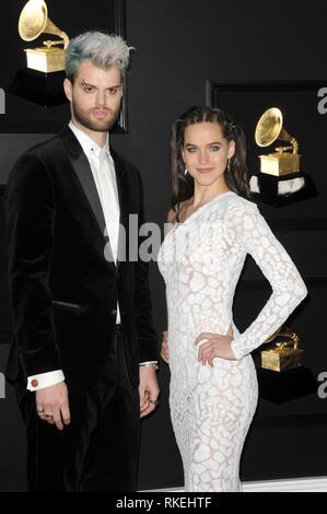 Los Angeles, CA, USA. 10 Feb, 2019. Sofi Tukker, Tucker Halpern, Sophie Hawley-Weld in der Ankunftshalle für die 61. jährlichen Grammy Awards - Ankünfte 2, Staples Center, Los Angeles, CA, 10. Februar 2019. Credit: Priscilla Grant/Everett Collection/Alamy leben Nachrichten Stockfoto