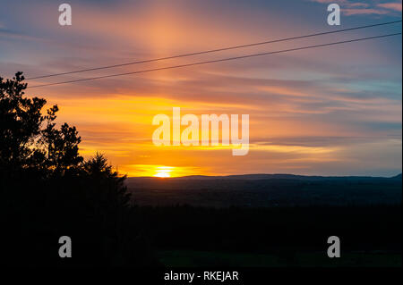 Ballydehob, West Cork, Irland. 11 Feb, 2019. Die Sonne über ballydehob als Auftakt einer meist trocken und hellen Tag. Top temps von 7 bis 10° Celsius. Credit: Andy Gibson/Alamy leben Nachrichten Stockfoto